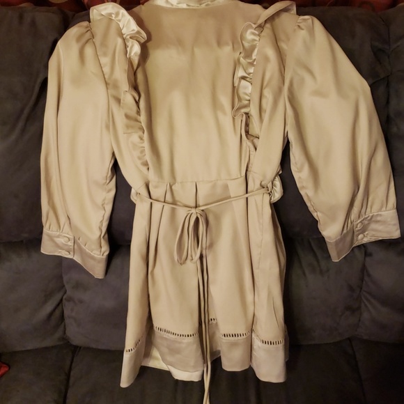Tan ruffled blouse - Picture 3 of 5